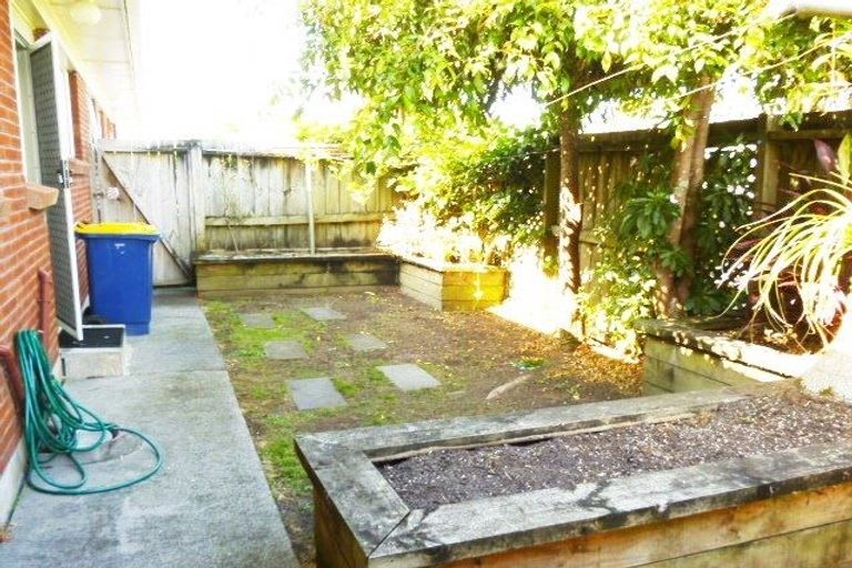 Photo of property in 2/5 Sylvan Crescent, Te Atatu South, Auckland, 0610