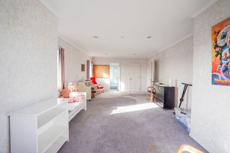 Photo of property in 25 Rosebank Avenue, Kelvin Grove, Palmerston North, 4414