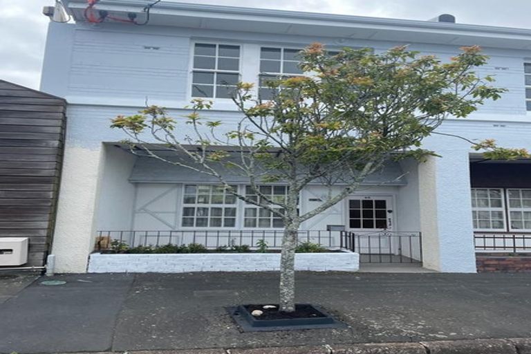 Photo of property in 1/45 Queen Street, Northcote Point, Auckland, 0627