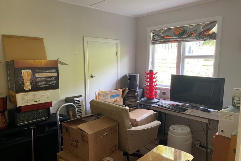 Photo of property in 60 Ruskin Road, Newlands, Wellington, 6037