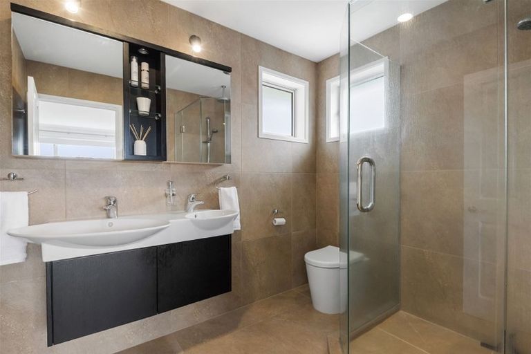 Photo of property in 12 Ilam Lane, Fairview Heights, Auckland, 0632