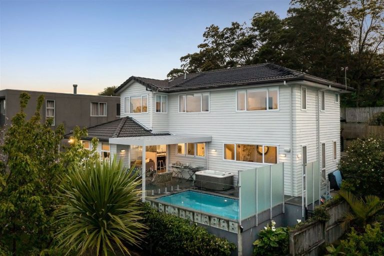 Photo of property in 12 Ilam Lane, Fairview Heights, Auckland, 0632