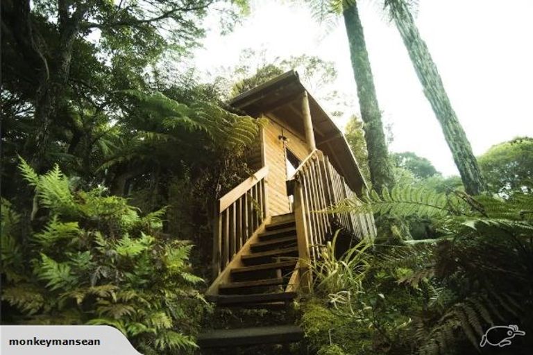 Photo of property in 426 Scenic Drive, Waiatarua, Auckland, 0612