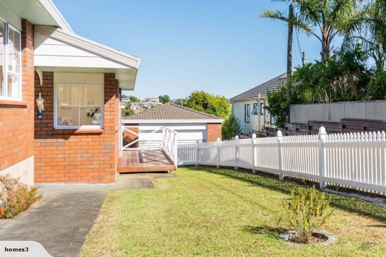 Photo of property in 1/71 Browns Bay Road, Browns Bay, Auckland, 0630