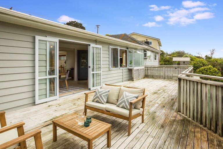 Photo of property in 15 Tainui Terrace, Tawa, Wellington, 5028