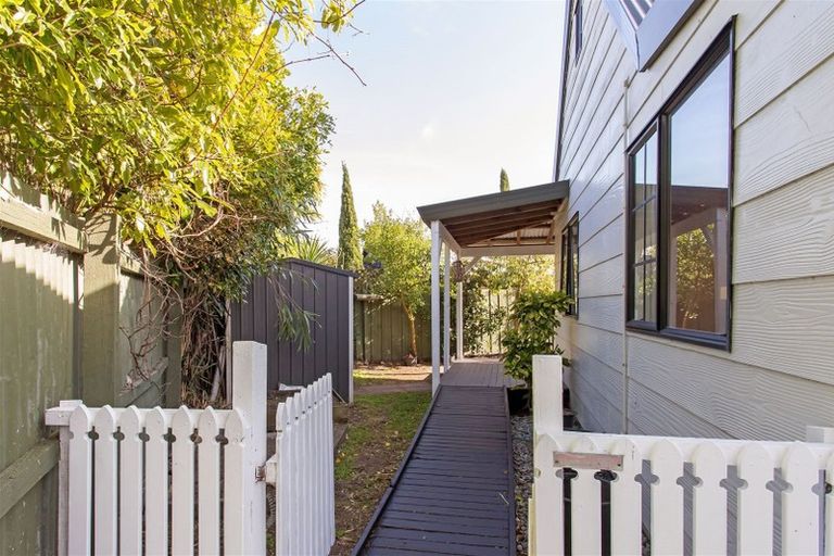 Photo of property in 2/49a Main Road, Redcliffs, Christchurch, 8081