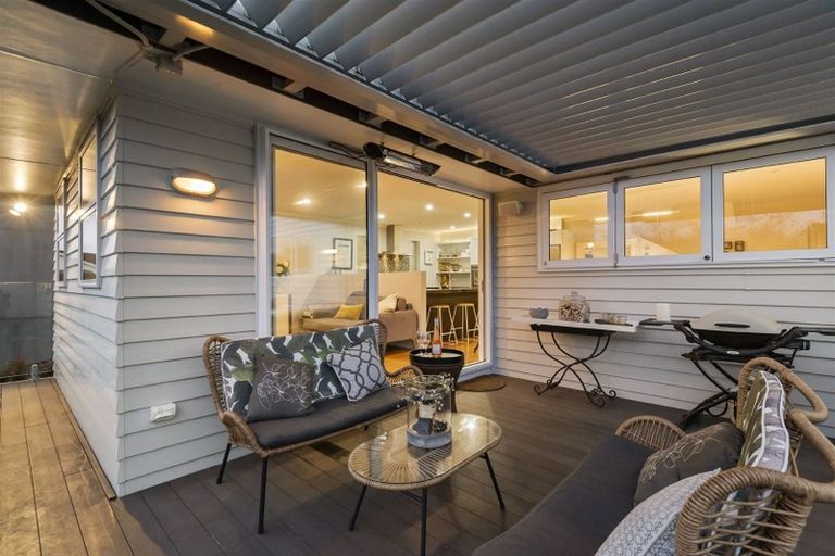 Photo of property in 12 Ilam Lane, Fairview Heights, Auckland, 0632