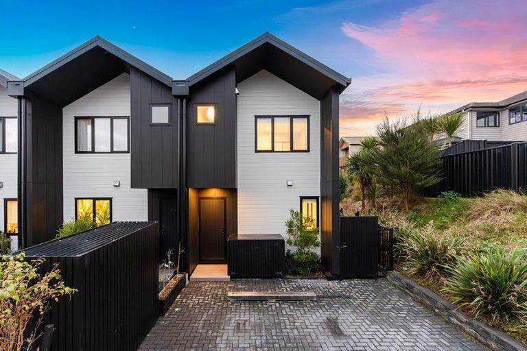 Photo of property in 2e Nerita Place, Long Bay, Auckland, 0630