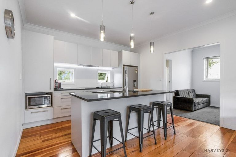 Photo of property in 33 Clayburn Road, Glen Eden, Auckland, 0602