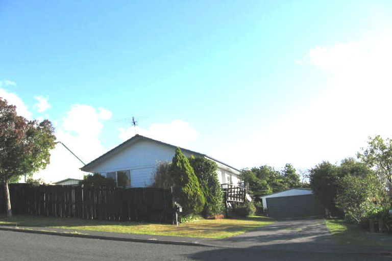 Photo of property in 16 Meadowood Drive, Unsworth Heights, Auckland, 0632