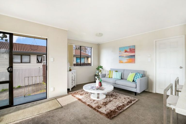 Photo of property in 2/1 Rebecca Rise, Weymouth, Auckland, 2103