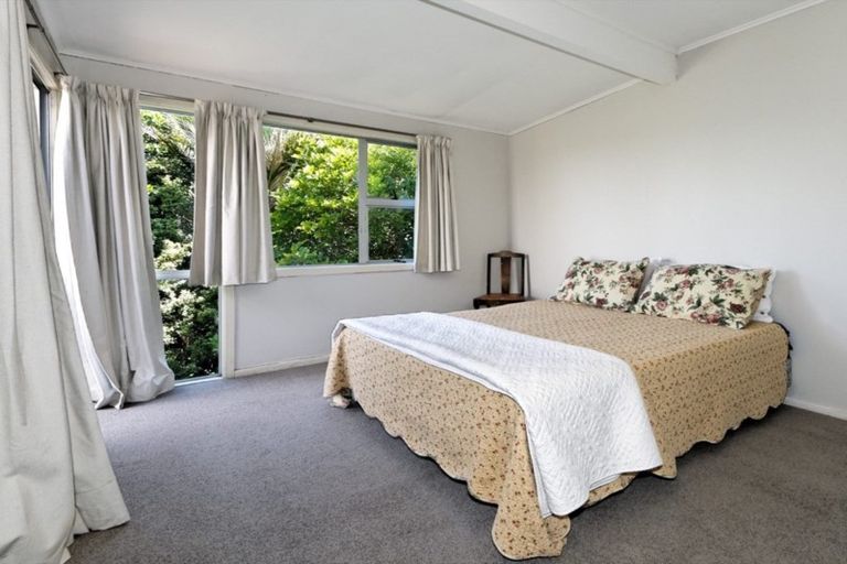 Photo of property in 98 Seaview Road, Piha, New Lynn, 0772