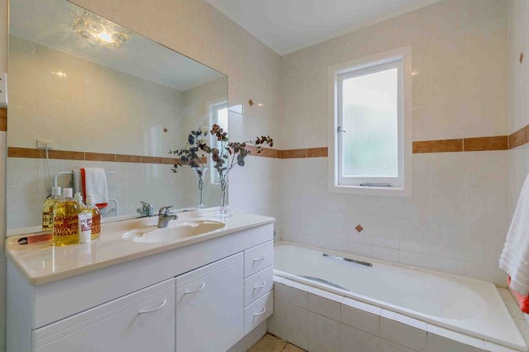 Photo of property in 26 Bucklands Beach Road, Bucklands Beach, Auckland, 2012