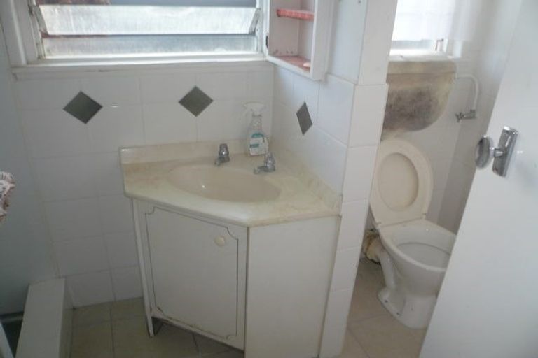 Photo of property in 17 Kelston Street, New Lynn, Auckland, 0600