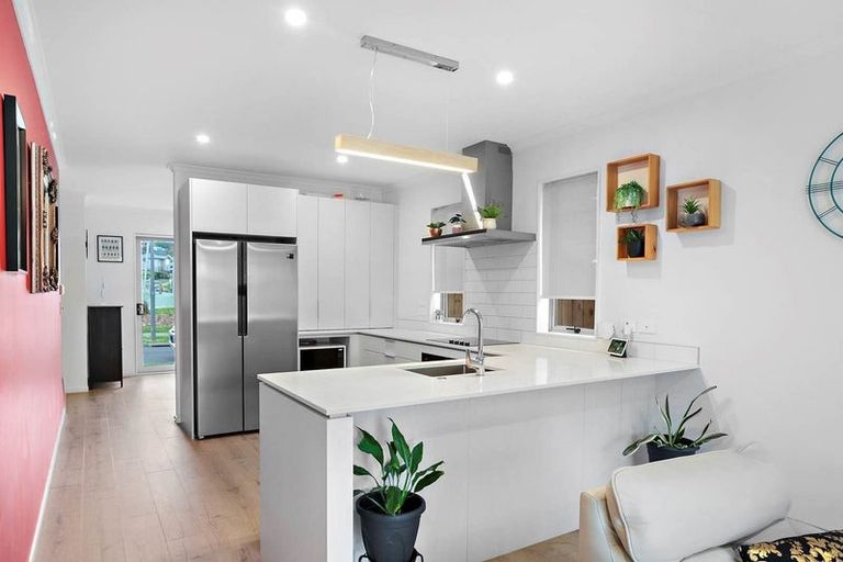 Photo of property in 16 Gilbert Hall Way, Swanson, Auckland, 0614