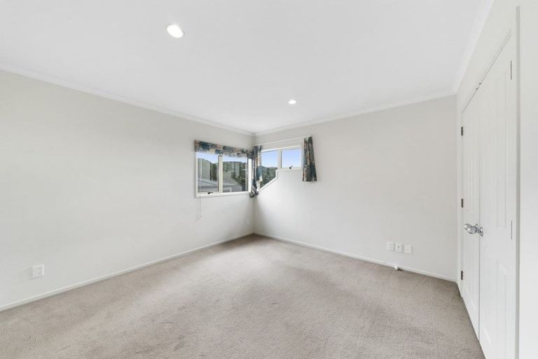 Photo of property in 9 Bennett Grove, Newlands, Wellington, 6037