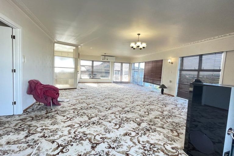 Photo of property in 31 Te Atatu Road, Te Atatu South, Auckland, 0610