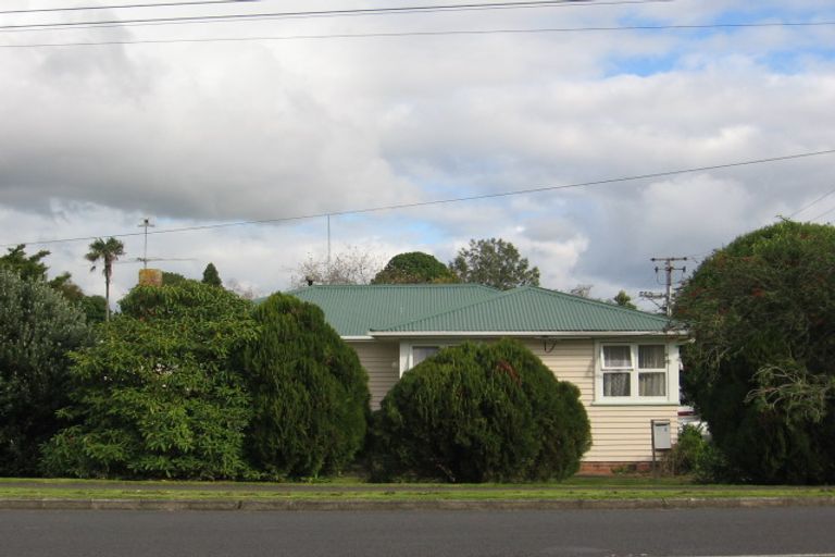 Photo of property in 100 Taikata Road, Te Atatu Peninsula, Auckland, 0610