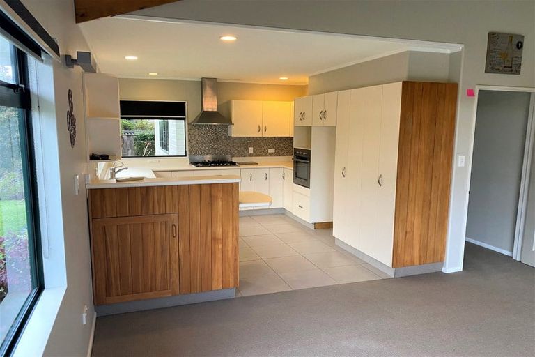 Photo of property in 5 Maple Crescent, Whalers Gate, New Plymouth, 4310