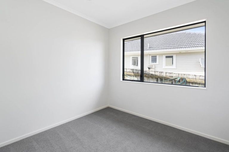 Photo of property in 3 Phelps Place, Glendene, Auckland, 0602