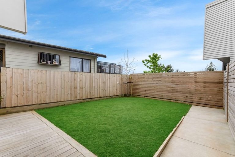 Photo of property in 3/15 Chivalry Road, Glenfield, Auckland, 0629