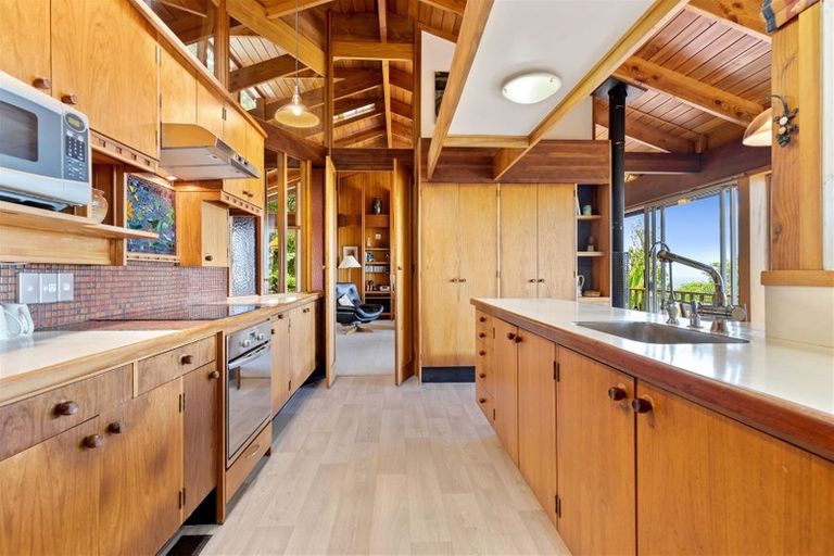 Photo of property in 13 Quinns Road, Waiatarua, Auckland, 0612