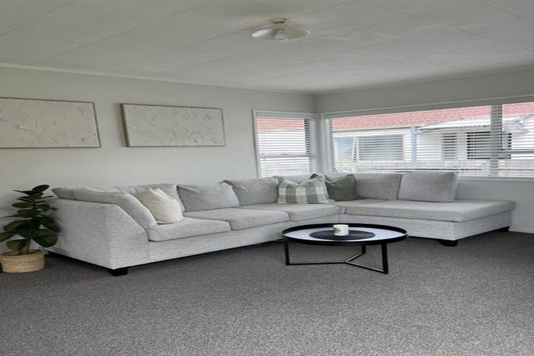 Photo of property in 95 Santiago Crescent, Unsworth Heights, Auckland, 0632