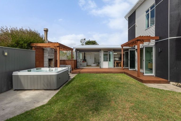 Photo of property in 8 Tiromoana Road, Raumati South, Paraparaumu, 5032