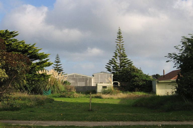 Photo of property in 18 Eruini Street, Waikanae Beach, Waikanae, 5036