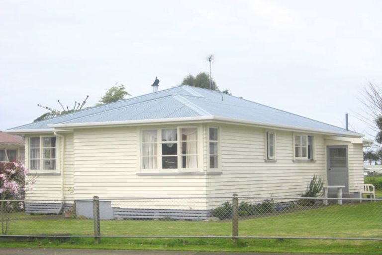 Photo of property in 4 Calgher Avenue, Waitara, 4320