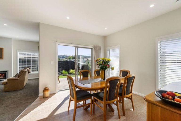 Photo of property in 8 Eric Farley Drive, Kumeu, 0810