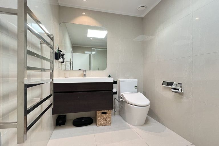 Photo of property in 2a Eastcliffe Road, Castor Bay, Auckland, 0620