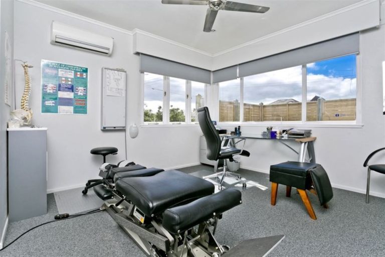 Photo of property in 2/61 Shakespeare Road, Milford, Auckland, 0620