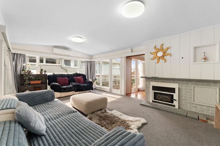 Photo of property in 6 Merville Avenue, Te Atatu South, Auckland, 0610