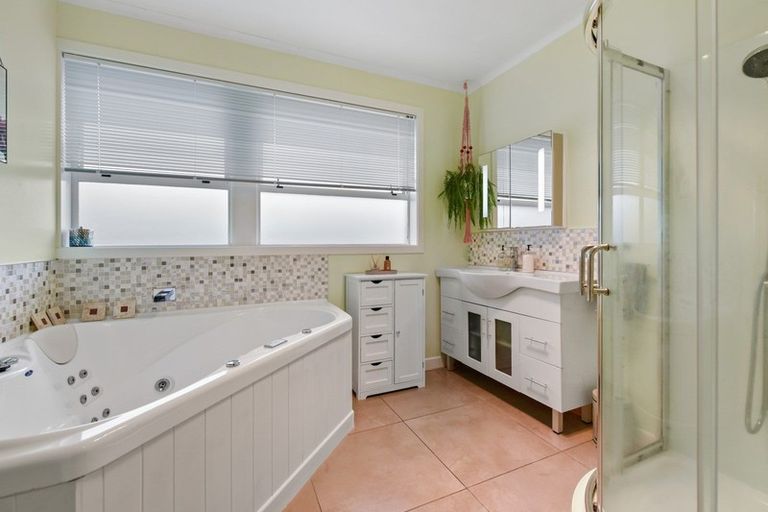 Photo of property in 3 Delamare Road, St Andrews, Hamilton, 3200