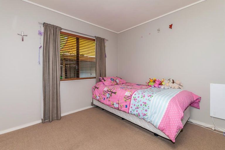 Photo of property in 2/5 September Place, Forrest Hill, Auckland, 0620