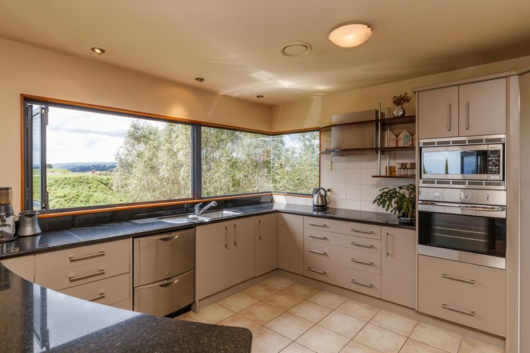 Photo of property in 33 Ruapehu Drive, Fitzherbert, Palmerston North, 4410