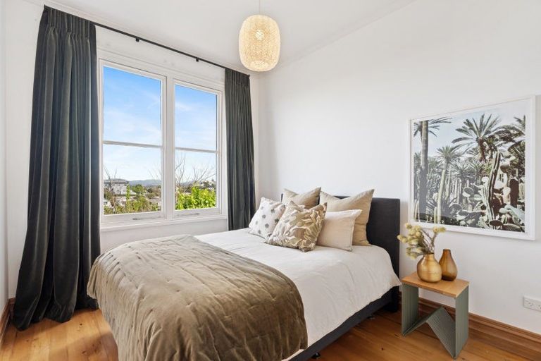 Photo of property in 6 Thompson Road, Bluff Hill, Napier, 4110