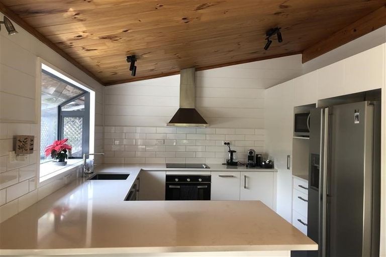 Photo of property in 16 Emlyn Place, Torbay, Auckland, 0630