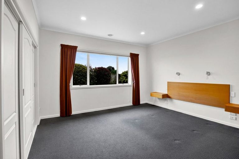 Photo of property in 8 Edna Wills Place, Hawera, 4610