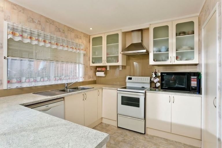 Photo of property in 2/82 Pupuke Road, Hillcrest, Auckland, 0627