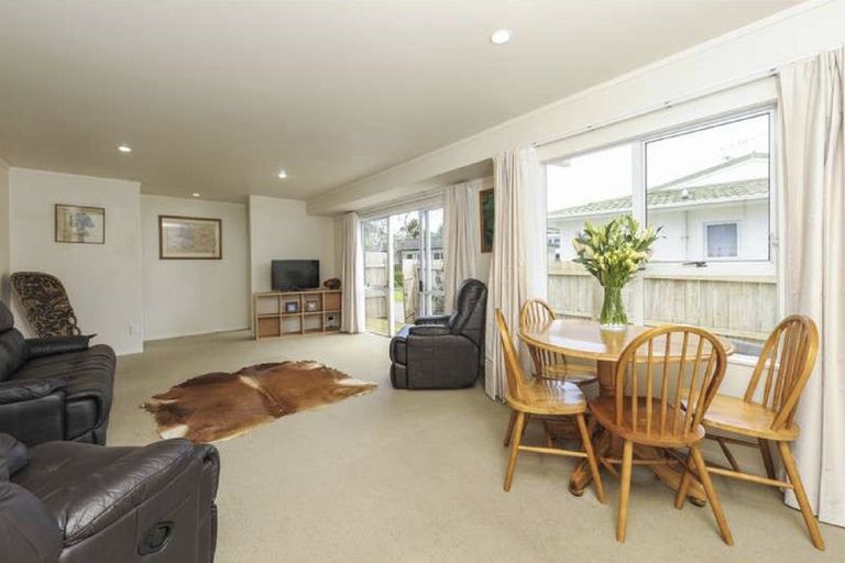 Photo of property in 2/1 Dunstall Place, Mangere Bridge, Auckland, 2022