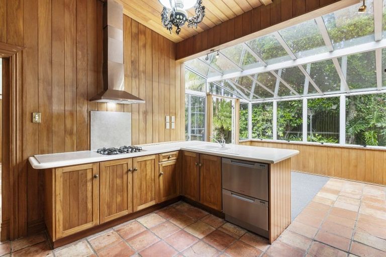 Photo of property in 5 Queen Street, Northcote Point, Auckland, 0627