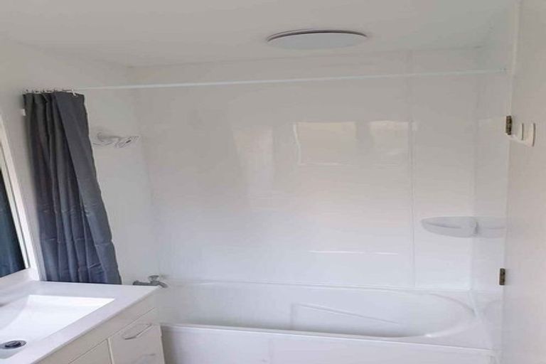 Photo of property in 17a Enderby Drive, Te Atatu Peninsula, Auckland, 0610