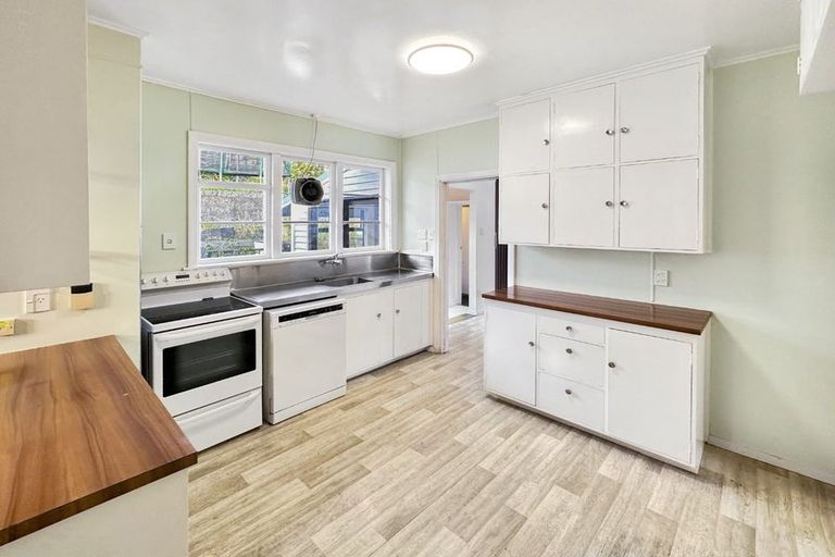 Photo of property in 216 Waddington Drive, Naenae, Lower Hutt, 5011