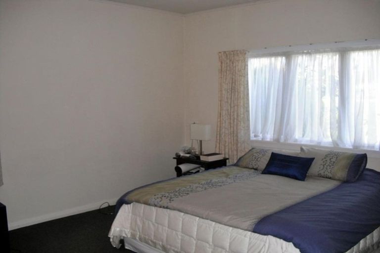 Photo of property in 32 Tirimoana Road, Te Atatu South, Auckland, 0602