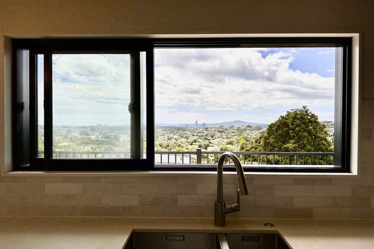 Photo of property in 15 Mcdowell Crescent, Hillcrest, Auckland, 0627