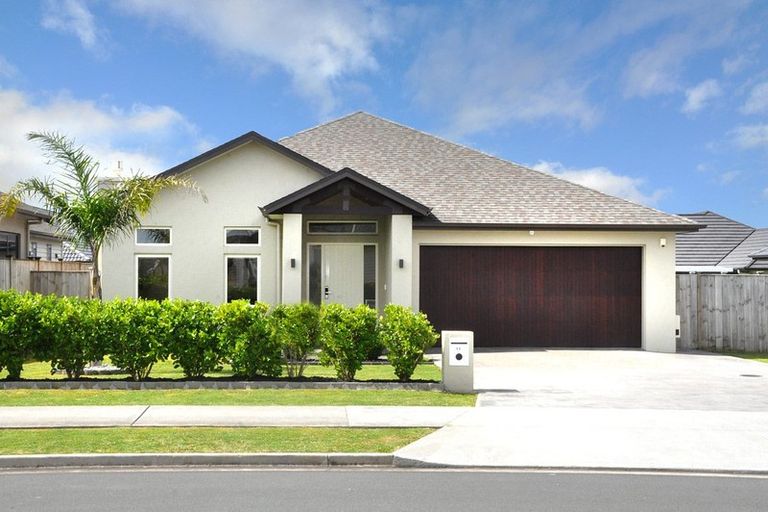 Photo of property in 11 Paso Fino Crescent, Karaka, Papakura, 2113