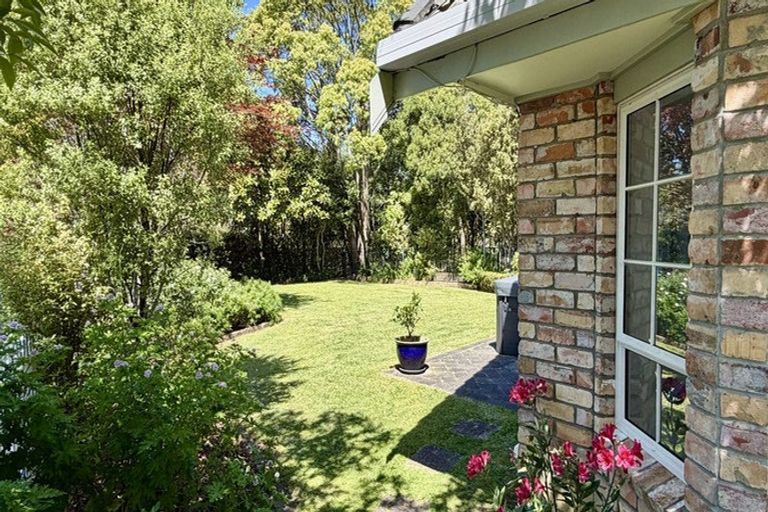 Photo of property in 35 Ravenstone Place, Chatswood, Auckland, 0626