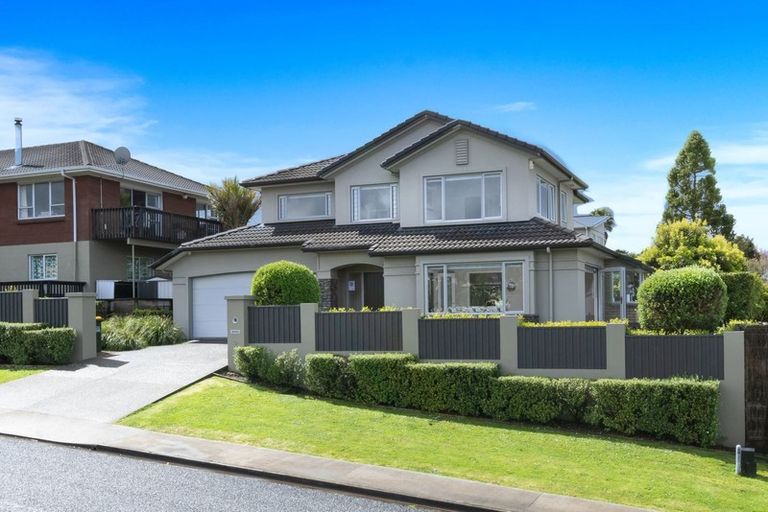 Photo of property in 2 Oakpark Place, West Harbour, Auckland, 0618